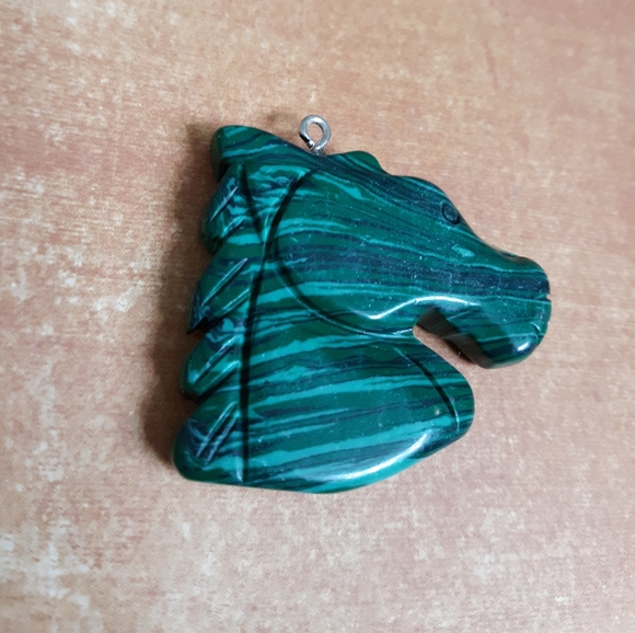 New Carved Malachite Horse's Head Pendant. - Picture 4 of 7